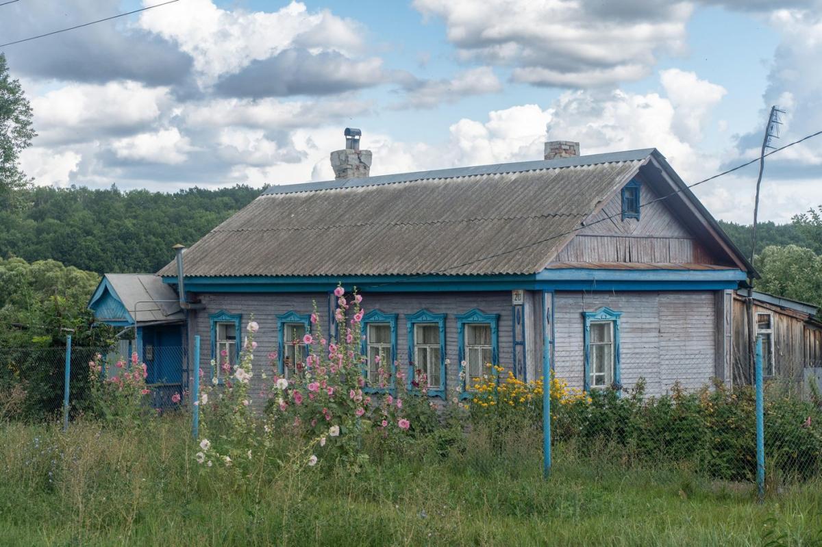 imagine cu o casa veche de lemn