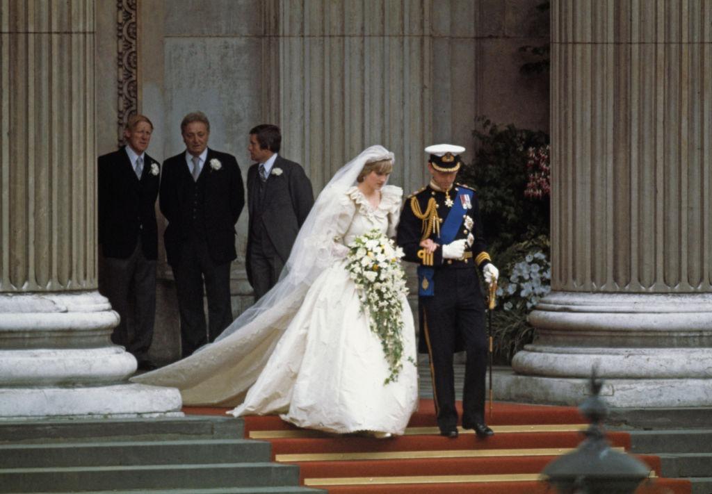 Prințesa Diana îmbrăcată în mireasă, mergând pe covorul roșu