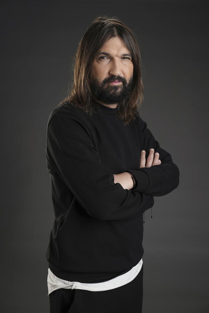 Dan Alexa îmbrăcat într-o ținută neagră