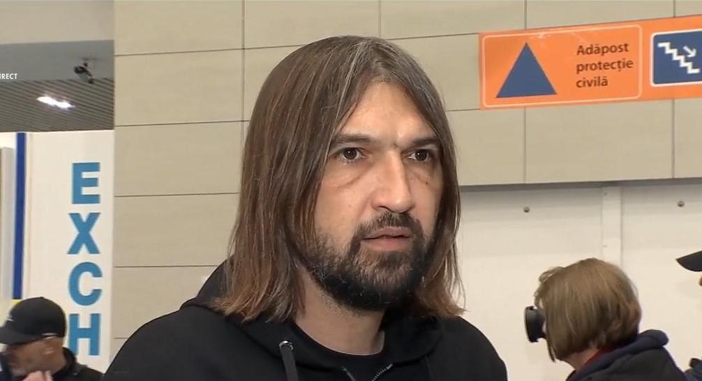 Dan Alexa îmbrăcat într-o ținută sport neagră