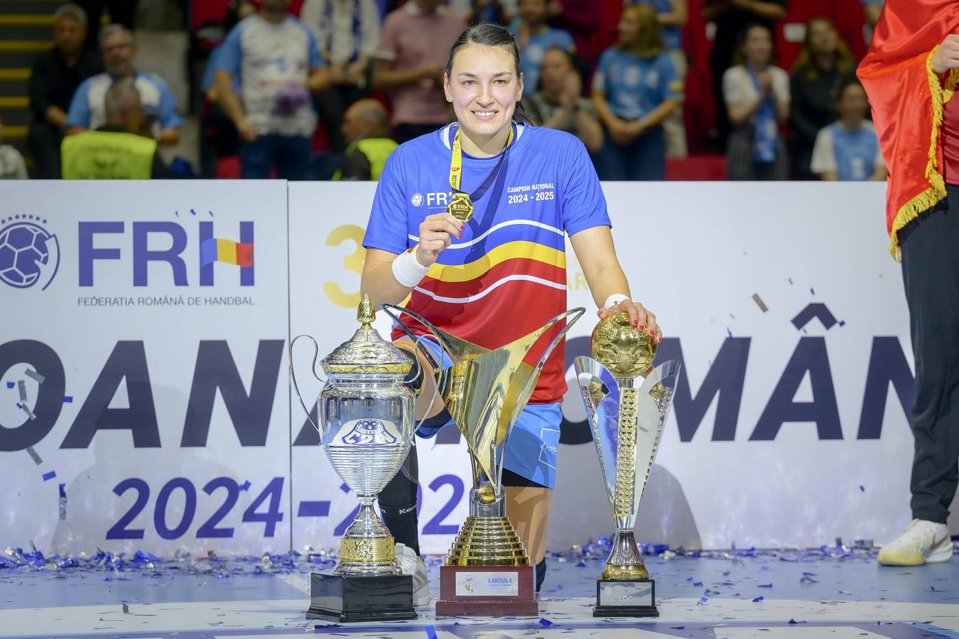cristina neagu cu trofee