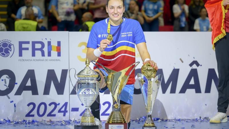 cristina neagu cu trofee