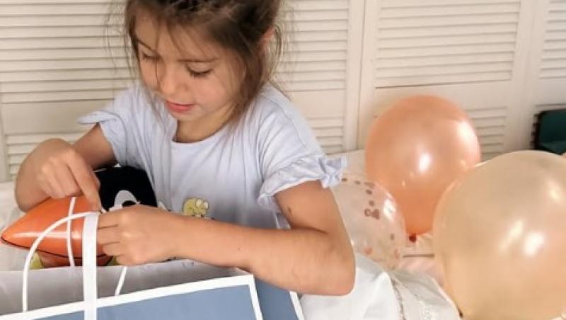 Cât de mult a crescut fiica cea mare a Laurei Cosoi. Rita a împlinit șapte ani și seamănă leit cu tatăl ei