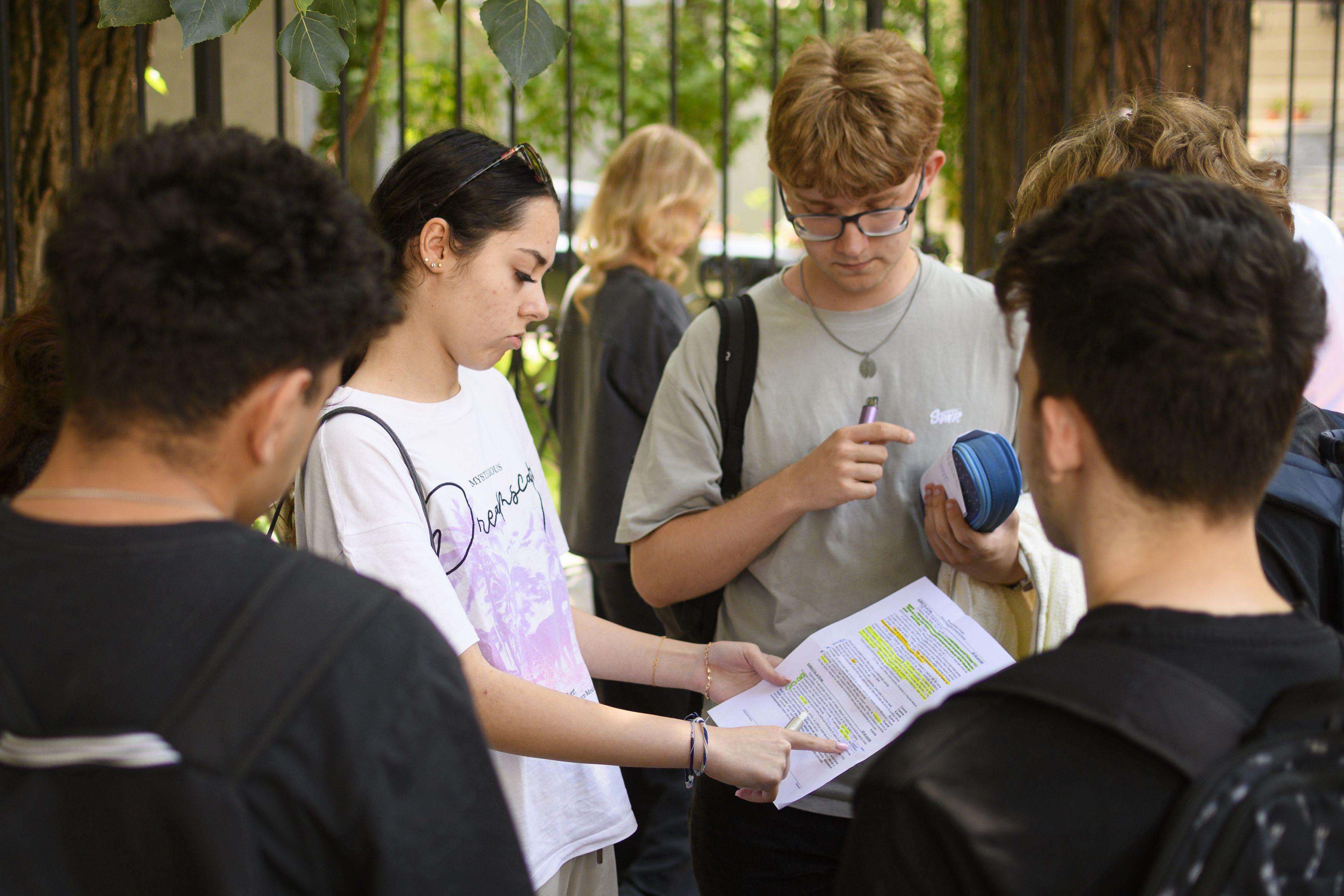 Perle la BAC 2025. Ce au scris elevii la examenul maturității de la Limba și Literatura Rom&acirc;nă: &bdquo;Lică era bossul&rdquo;