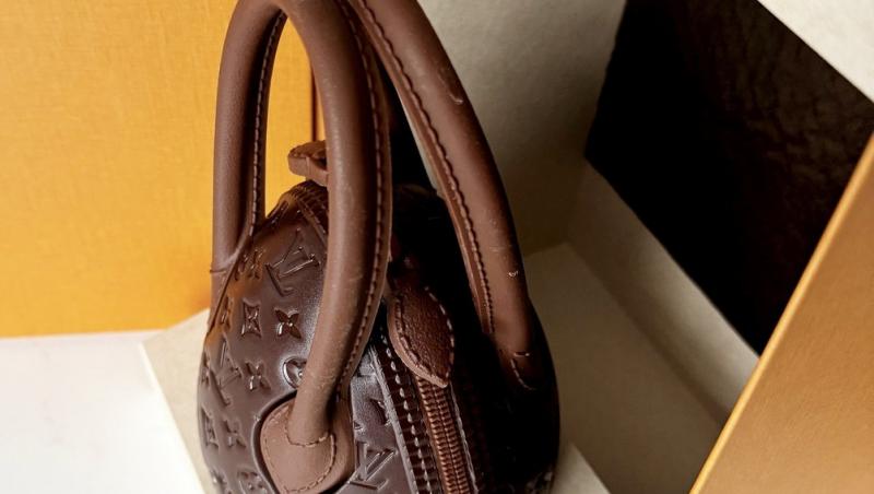 Un nou trend pe internet. Gențile din ciocolată. Cât costă o astfel de geantă marca Louis Vuitton