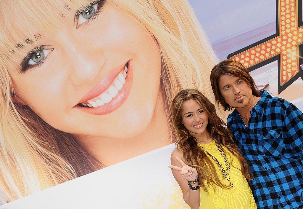 Miley Cyrus alături de tatăl ei, în timpul filmărilor pentru serialul „Hannah Montana”