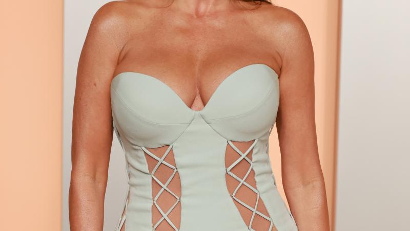 Sofia Vergara, topless la piscină! Actrița a renunțat la sutien și inhibiții. Imaginile incendiare