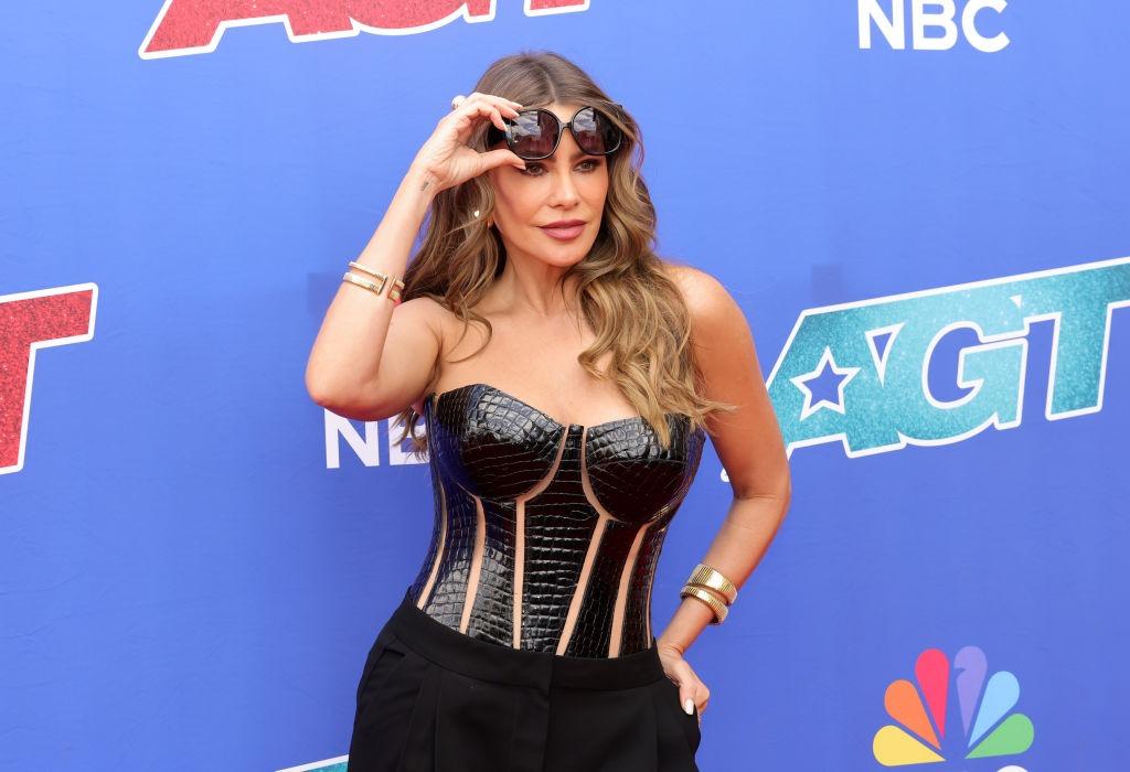 Sofia Vergara îmbrăcată cu un top negru strălucitor și pantaloni eleganti asortati