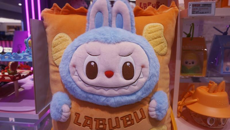 Labubu de dimensiuni umane, vândută cu un preț exorbitant. Cât a costat păpușa care a creat o isterie în online