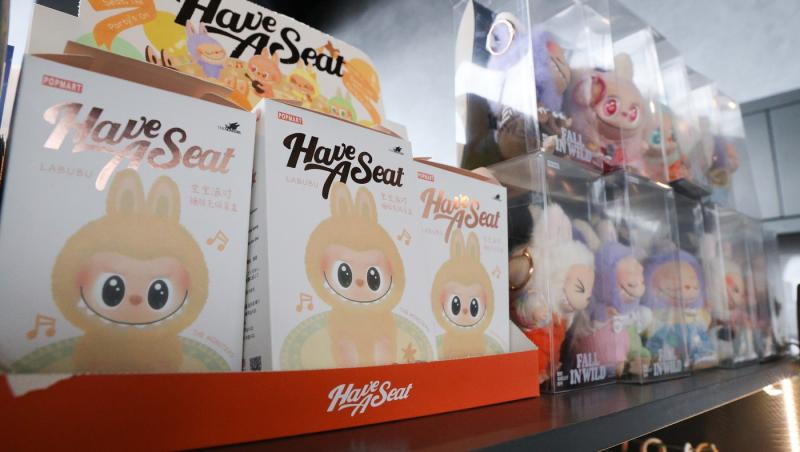 Labubu de dimensiuni umane, vândută cu un preț exorbitant. Cât a costat păpușa care a creat o isterie în online