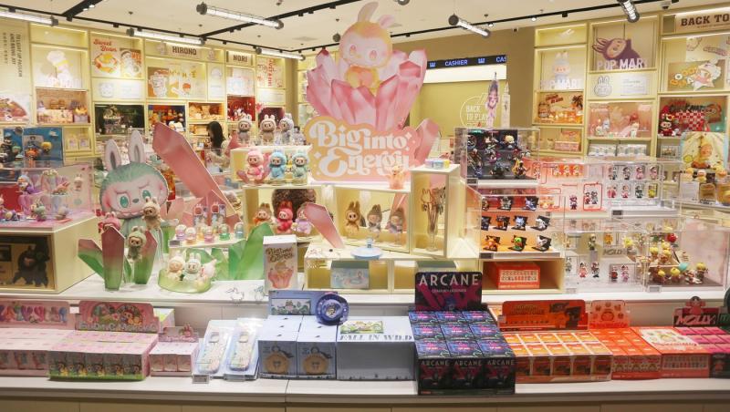 Labubu de dimensiuni umane, vândută cu un preț exorbitant. Cât a costat păpușa care a creat o isterie în online