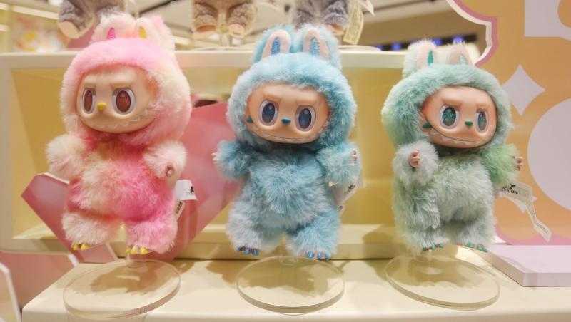 Labubu de dimensiuni umane, vândută cu un preț exorbitant. Cât a costat păpușa care a creat o isterie în online