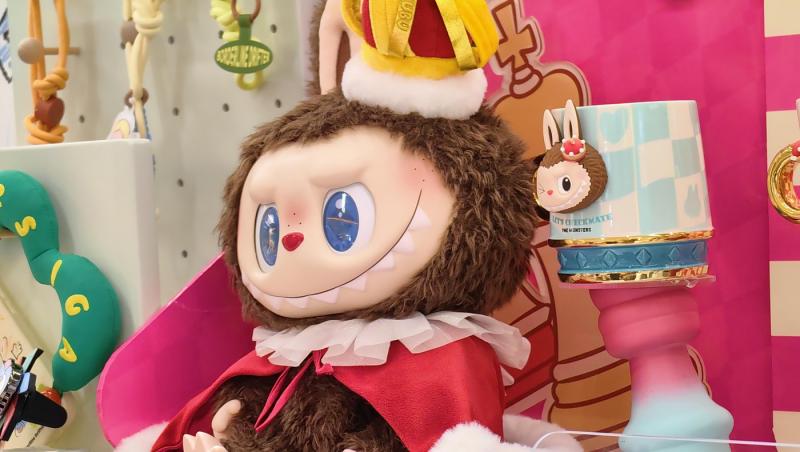 Labubu de dimensiuni umane, vândută cu un preț exorbitant. Cât a costat păpușa care a creat o isterie în online