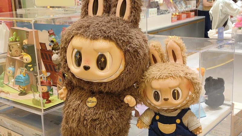 Labubu de dimensiuni umane, vândută cu un preț exorbitant. Cât a costat păpușa care a creat o isterie în online