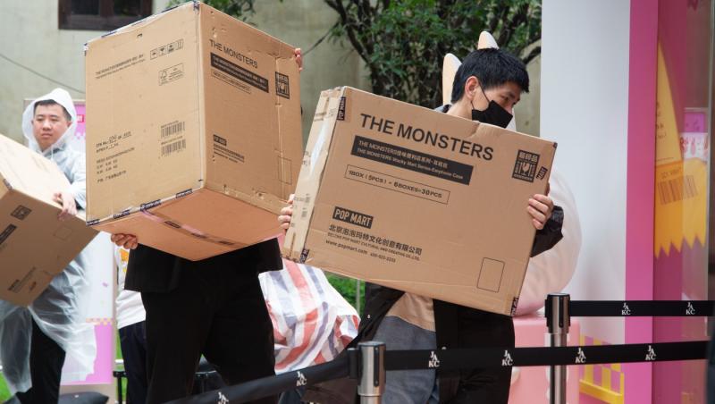 Labubu de dimensiuni umane, vândută cu un preț exorbitant. Cât a costat păpușa care a creat o isterie în online