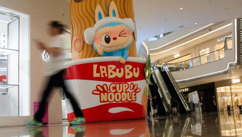 Labubu de dimensiuni umane, vândută cu un preț exorbitant. Cât a costat păpușa care a creat o isterie în online