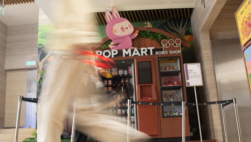 Labubu de dimensiuni umane, vândută cu un preț exorbitant. Cât a costat păpușa care a creat o isterie în online