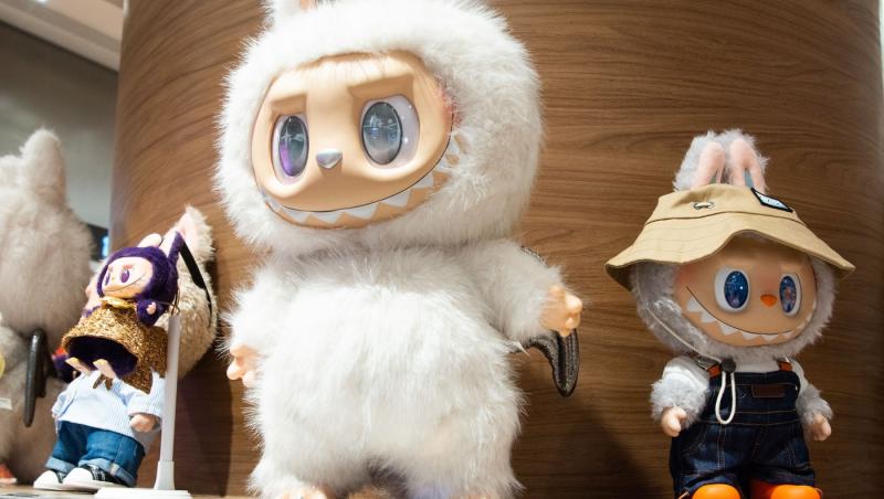 Labubu de dimensiuni umane, vândută cu un preț exorbitant. Cât a costat păpușa care a creat o isterie în online