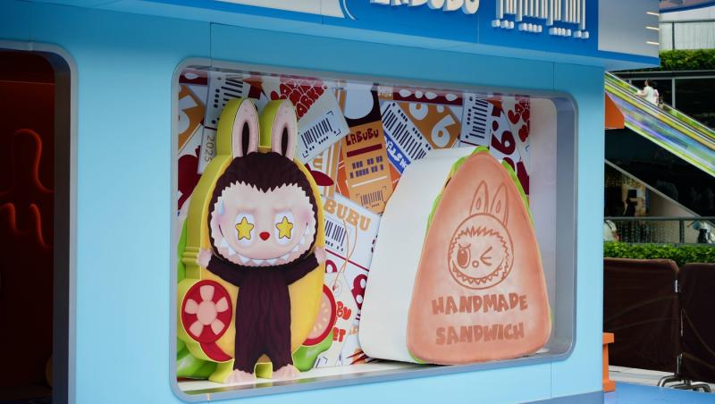 Labubu de dimensiuni umane, vândută cu un preț exorbitant. Cât a costat păpușa care a creat o isterie în online