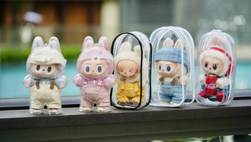 Labubu de dimensiuni umane, vândută cu un preț exorbitant. Cât a costat păpușa care a creat o isterie în online