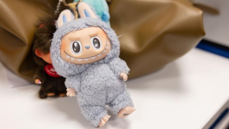Labubu de dimensiuni umane, vândută cu un preț exorbitant. Cât a costat păpușa care a creat o isterie în online