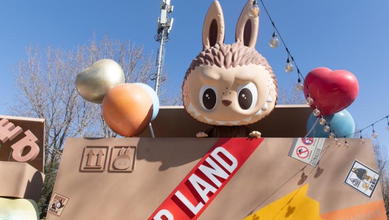 Labubu de dimensiuni umane, vândută cu un preț exorbitant. Cât a costat păpușa care a creat o isterie în online