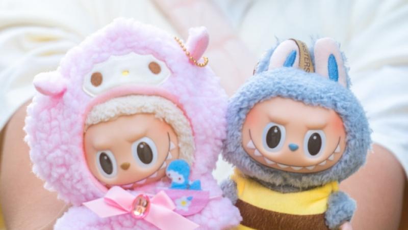 Labubu de dimensiuni umane, vândută cu un preț exorbitant. Cât a costat păpușa care a creat o isterie în online
