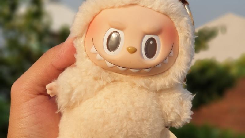 Labubu de dimensiuni umane, vândută cu un preț exorbitant. Cât a costat păpușa care a creat o isterie în online