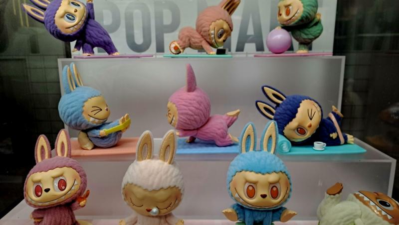 Labubu de dimensiuni umane, vândută cu un preț exorbitant. Cât a costat păpușa care a creat o isterie în online