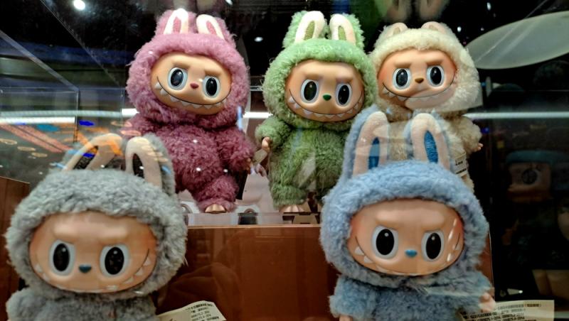 Labubu de dimensiuni umane, vândută cu un preț exorbitant. Cât a costat păpușa care a creat o isterie în online