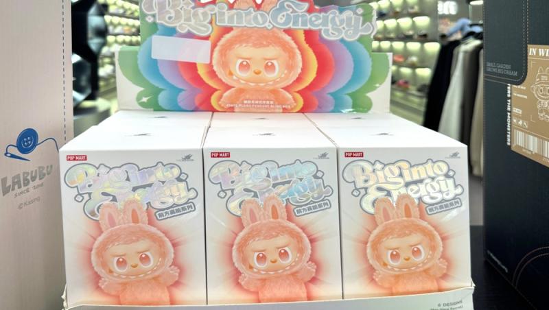 Labubu de dimensiuni umane, vândută cu un preț exorbitant. Cât a costat păpușa care a creat o isterie în online