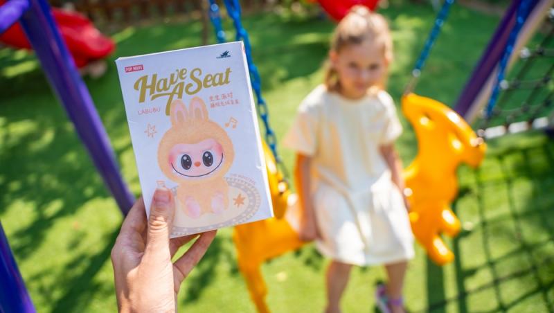 Labubu de dimensiuni umane, vândută cu un preț exorbitant. Cât a costat păpușa care a creat o isterie în online