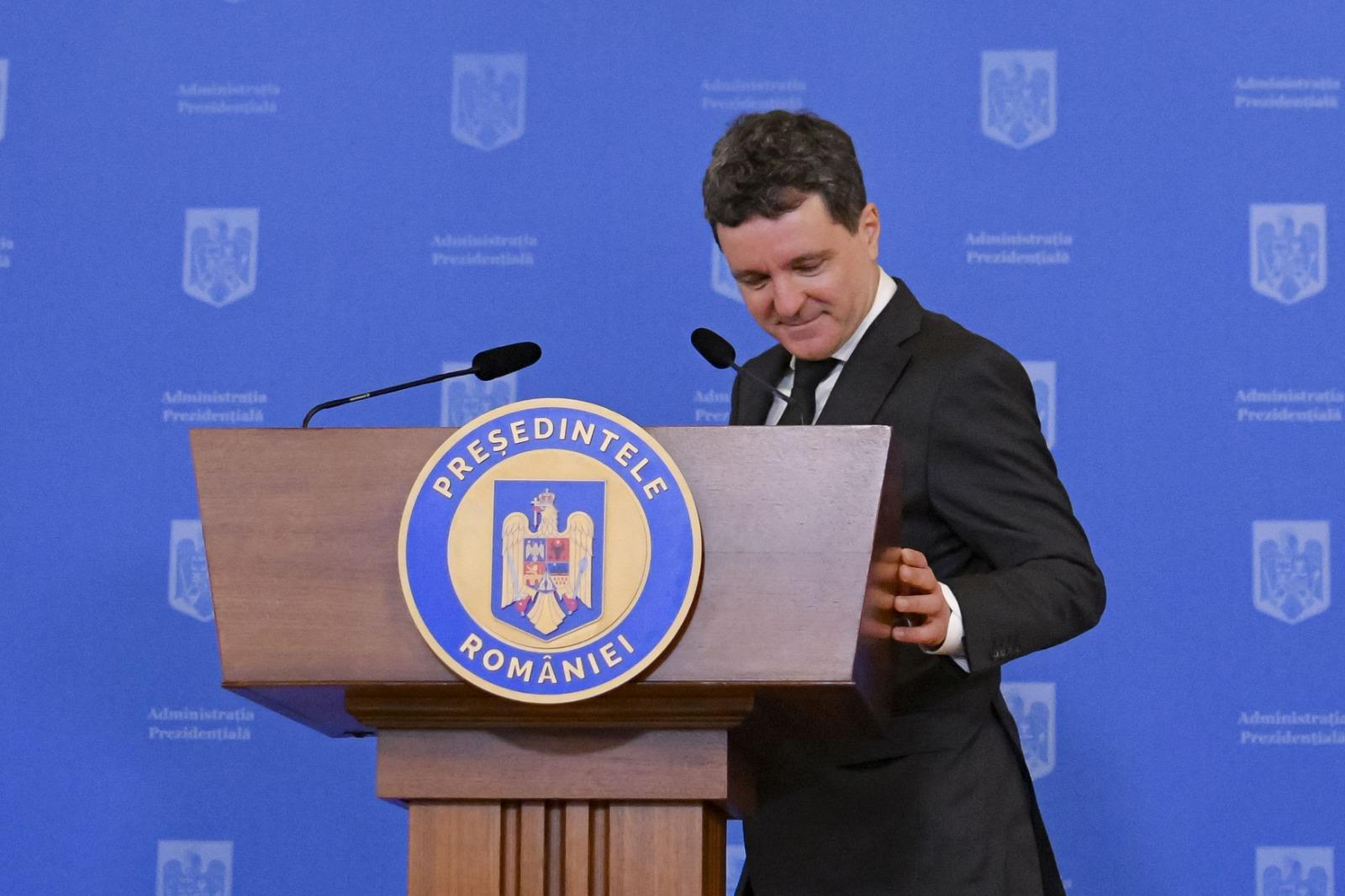 Nicușor Dan îmbrăcat cu un costum negru, zâmbind