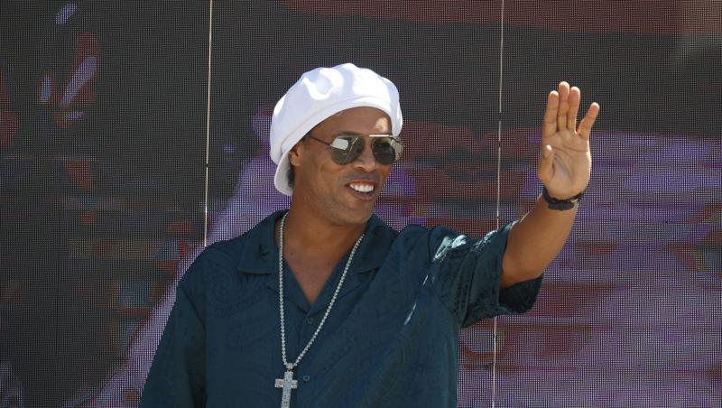 Ce cadou i-a oferit Emil Boc celebrului fotbalist Ronaldinho, imediat după ce brazilianul a ajuns la Cluj-Napoca. Ce i-a spus