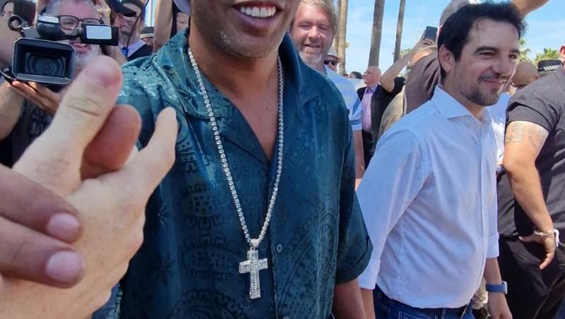 Ce cadou i-a oferit Emil Boc celebrului fotbalist Ronaldinho, imediat după ce brazilianul a ajuns la Cluj-Napoca. Ce i-a spus