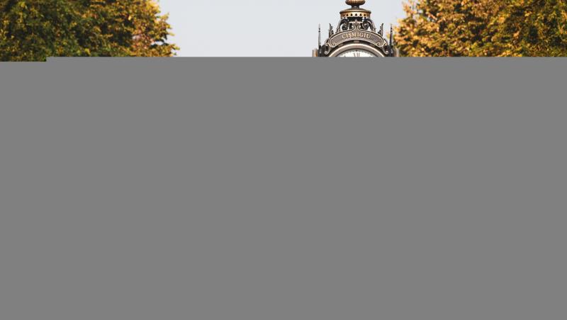 Ceas public în Parcul Cișmigiu din centrul orașului București, România, într-o zi însorită