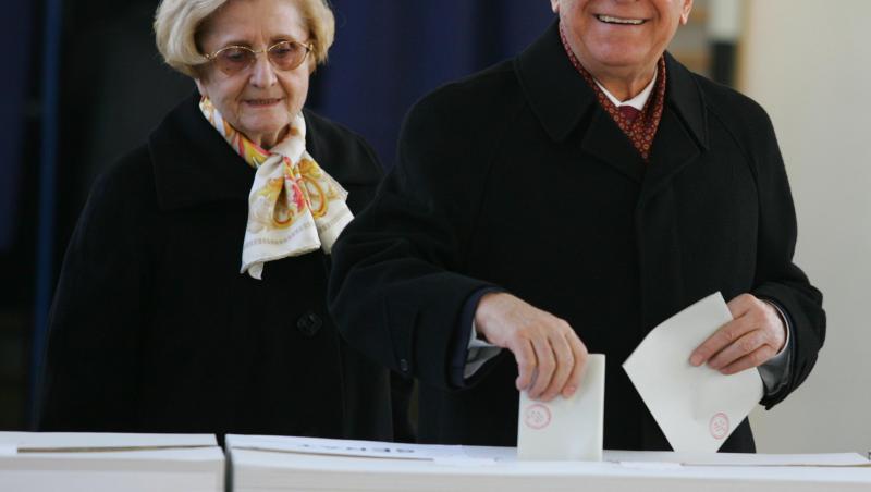 Ion Iliescu suferă de cancer pulmonar. Fostul președinte al României este internat de o săptămână pe secția de terapie intensivă