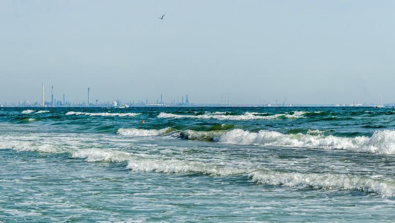 Cât costă un abonament de șezlong pentru toată vara pe litoralul Mării Negre și ce beneficii sunt incluse în preț