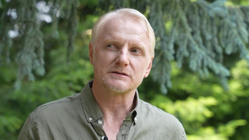 Interviu cu Richard Bovnoczki. Cum este să joace alături de vechi prieteni și ce surprize îl așteaptă pe George în noul sezon