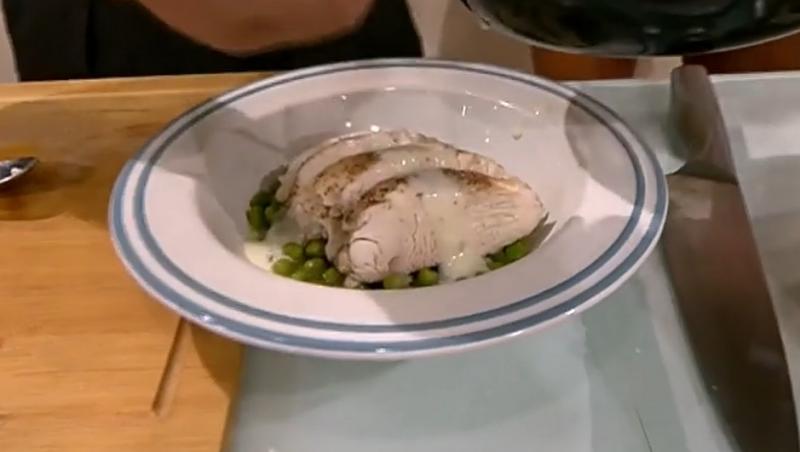 Cum se face rețeta de pui cu sos gorgonzola și mazăre a lui Chef Nicolai Tand, prezentată la Neatza cu Răzvan și Dani