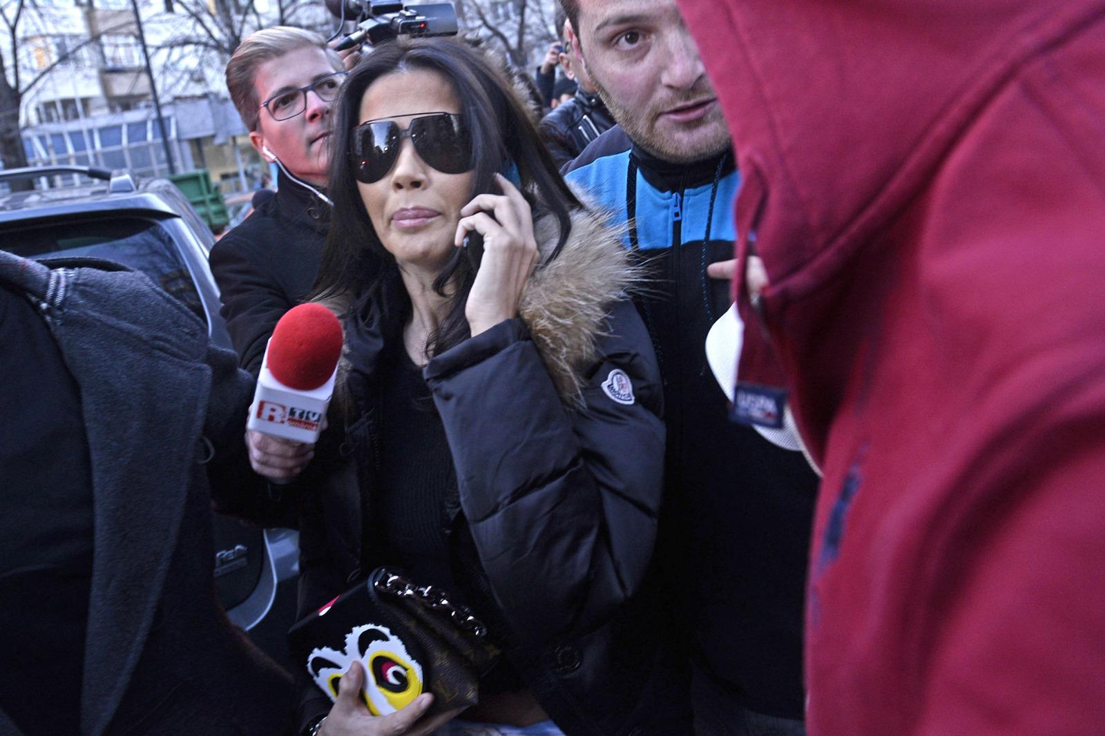 Oana Zăvorvanu îmbrăcată cu o geacă neagră, vorbind la telefon pe stradă