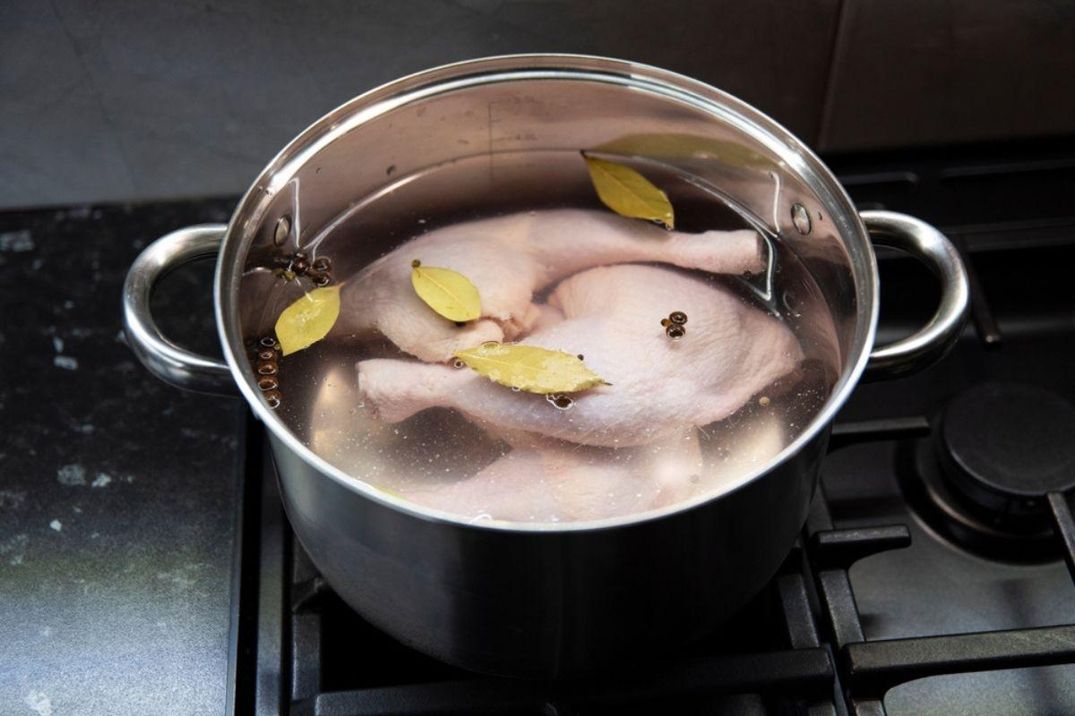 &Icirc;n c&acirc;t timp fierbe carnea de pui din comerț vs de țară