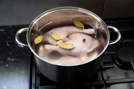 În cât timp fierbe carnea de pui din comerț vs de țară