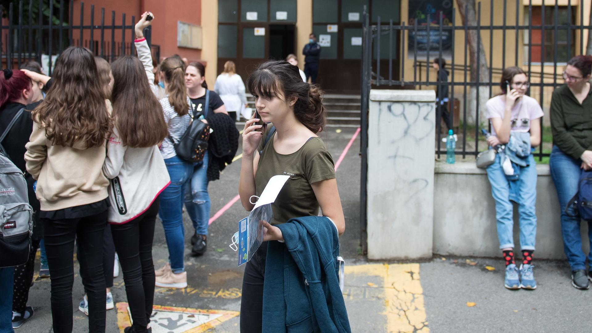 Elevii parasesc salile de examen ale Scolii Gimnaziale nr.156 din Bucuresti, la finalul sesiunii de Evaluare Nationala, miercuri, 17 iunie 2020