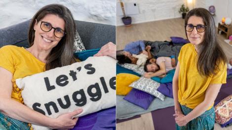 Ea este femeia care este plătită cu 85 de lire pentru o îmbrățișare. Cum e posibil și ce e fenomenul de "îmbrățișări profesionale"