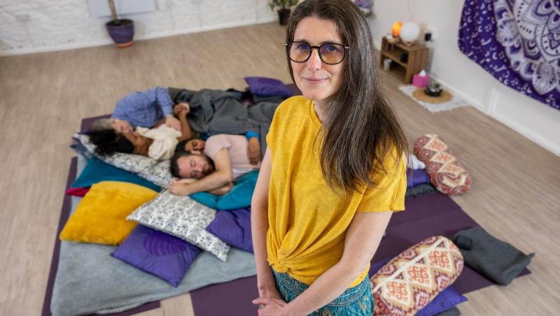 Ea este femeia care este plătită cu 85 de lire pentru o îmbrățișare. Cum e posibil și ce e fenomenul de 