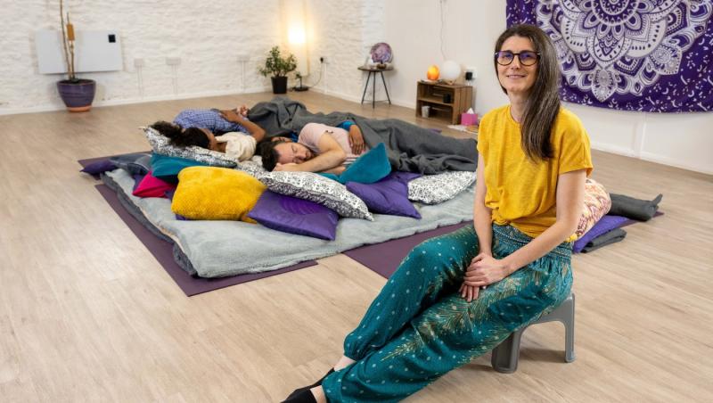 Ea este femeia care este plătită cu 85 de lire pentru o îmbrățișare. Cum e posibil și ce e fenomenul de 