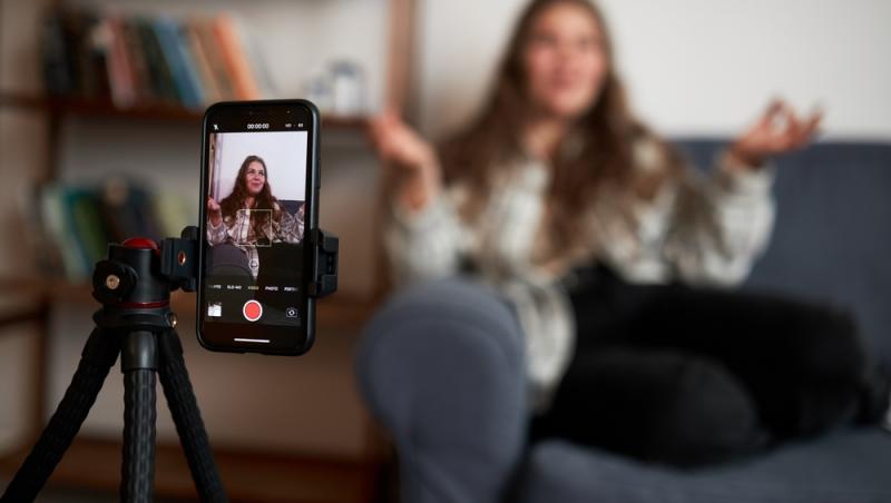 O influenceriță își filmează viață nonstop de mai bine de trei ani. Cât câștigă: „Sinucidere profesională”