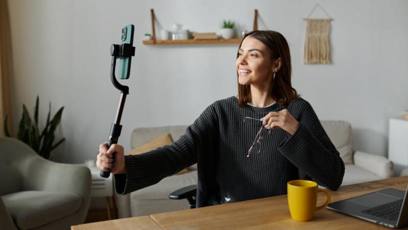 O influenceriță își filmează viață nonstop de mai bine de trei ani. Cât câștigă: „Sinucidere profesională”