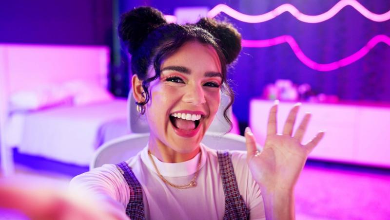 O influenceriță își filmează viață nonstop de mai bine de trei ani. Cât câștigă: „Sinucidere profesională”